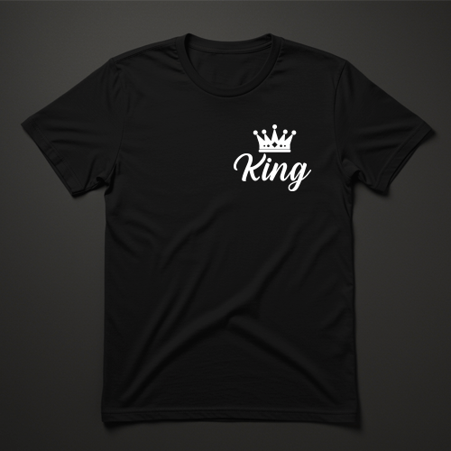 חולצה שחורה עם כיתוב King וכתר לבן בצד שמאל עליון