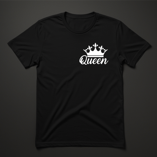 חולצה שחורה עם כיתוב Queen וכתר לבן בצד שמאל עליון